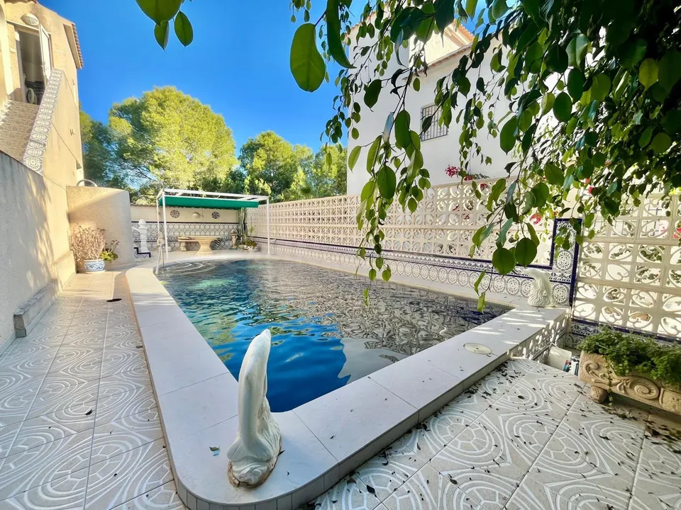 Villa con piscina privada, solárium con vistas al mar y entorno natural en Blue Lagoon
