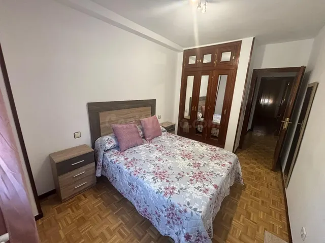 Poligono Residencial. Piso AMUEBLADO con 3 dormitorios y 2 baños . Piscina comunitaria. Garaje. — 4