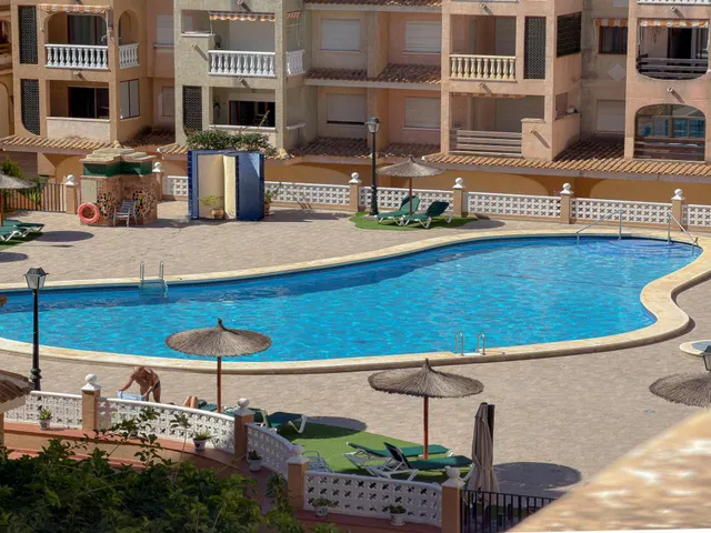 Amplio apartamento con 3 dormitorios y gran terraza con vistas a la piscina + Garaje incluido en el precio — 26