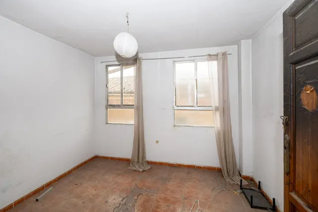 CONJUNTO DE PISOS Y PLANTA BAJA EN GRANADA CON 490 m2 — 14