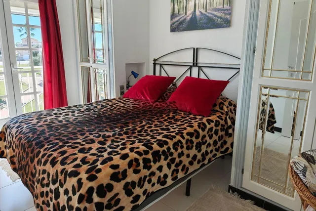 Bungalow con aire acondicionado, vistas al mar y licencia turística – Torrevieja, Costa Blanca — 12