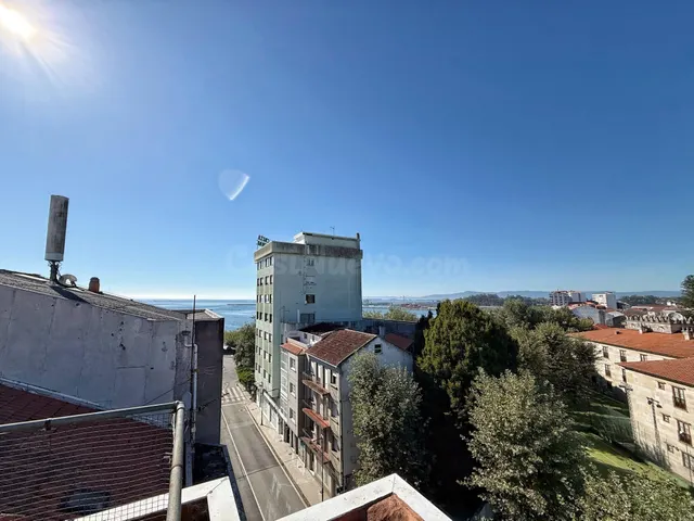LOCAL ACONDICIONADO COMO VIVIENDA CON VISTAS AL MAR Y LUZ NA - foto 2