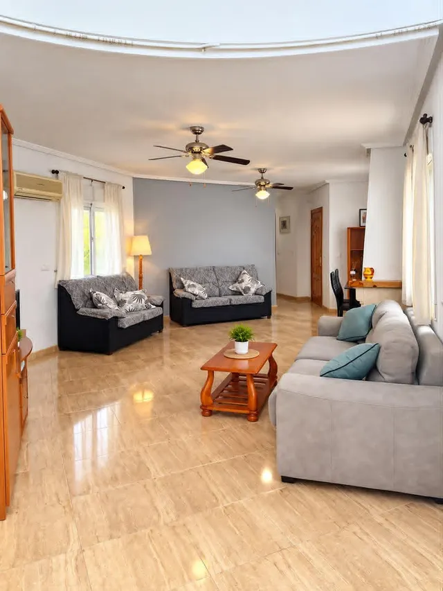 Chalet con piscina privada y parcela — 6