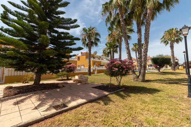 Adosado en esquina en Cabo Roig — 39
