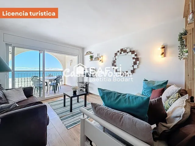 Amplio estudio renovado con terraza, vistas al mar y licenci