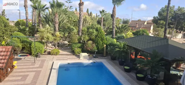 Elegante chalet con maravilloso jardín y vistas privilegiadas. — 42