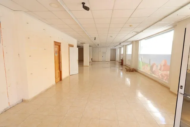 Se vende local comercial en Torrevieja – Esquina con gran visibilidad y potencial — 3