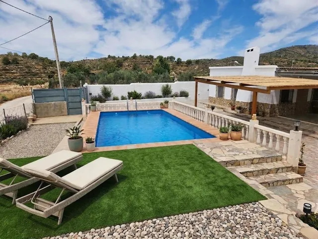 Chalet o casa de campo con piscina · 4.000 m2  · 4 dormitorios · 90 m2 para otra vivienda — 2
