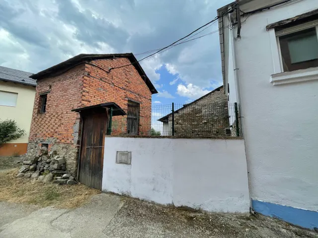 SE VENDE CASA EN CORULLÓN — 48