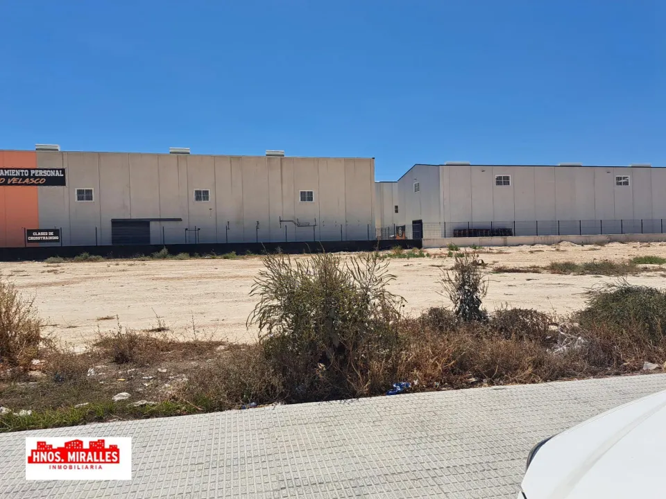 SE VENDE PARCELA EN POLIGONO LAS MAROMAS
