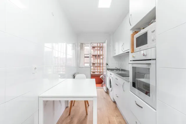 Amplio piso de tres habitaciones y dos baños en Avenida Torr - foto 5