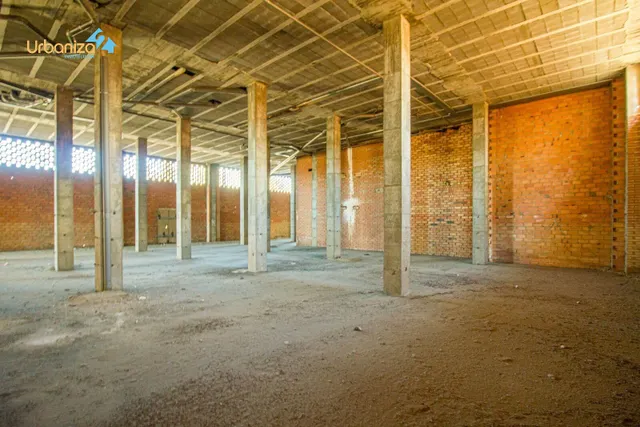 SE VENDE LOCAL COMERCIAL CON GRAN FACHADA Y POSIBILIDAD DE ENTREPLANTA. — 4