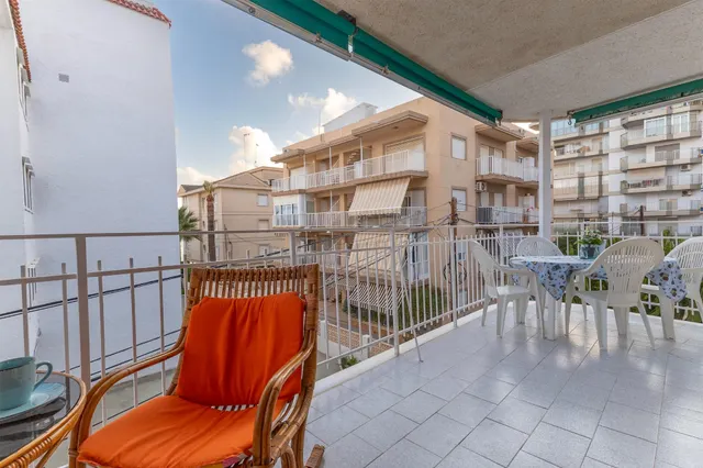 Apartamento todo exterior 3 dorm. con gran terraza en esquina a 100 mts de la Playa. Vista parcial al Mar. — 5