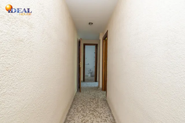 Piso en esquina con terraza y vistas a Plaza Mariana Pineda, Granada — 33