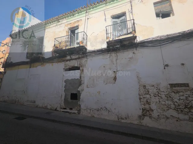Solar con alto potencial de desarrollo en pleno centro de Al - foto 4