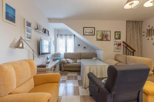 Casa en Armilla con terraza, patio y amplia cochera — 4