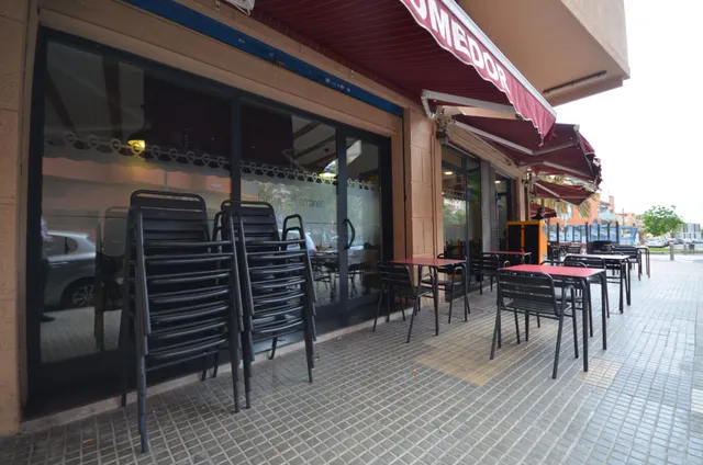 Negocio de restaurante-bar en funcionamiento en local esquinero de 402 m2 — 8