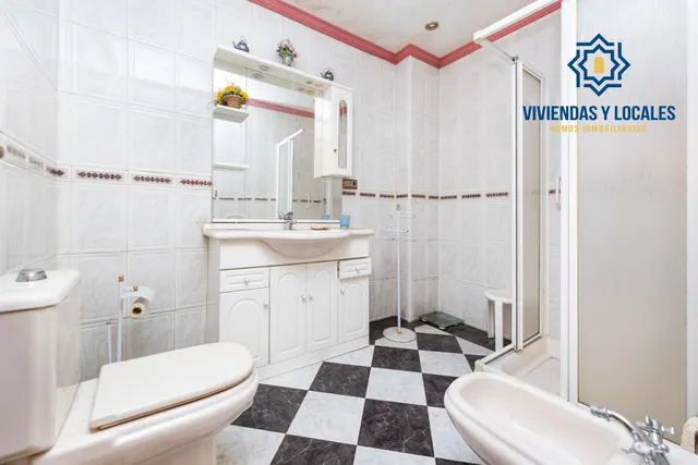 Local + vivienda en Avda. Cadiz — 27