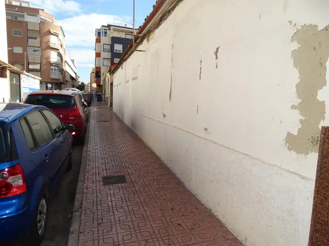¡Oportunidad Única! Solar Céntrico en Torrevieja para Construir 5 Plantas a Solo 2.000 €/m2 — 4
