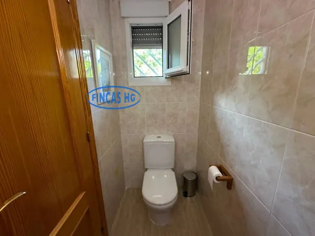 Bungalow de 260 m2 con jardín, buhardilla y garaje en urbanización con piscina en Ciudad Jardín, Alicante — 32
