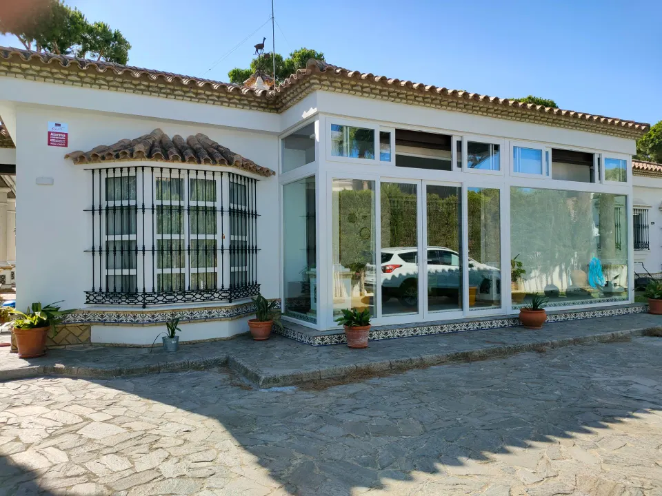 Fantástico chalet en Costa de Sancti Petri, a solo 350 metros del mar.