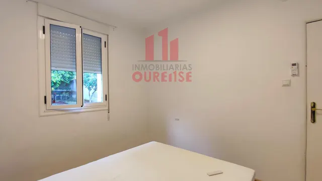 CASA ADOSADA MUY PRÓXIMA AL HOSPITAL DE OURENSE. — 23