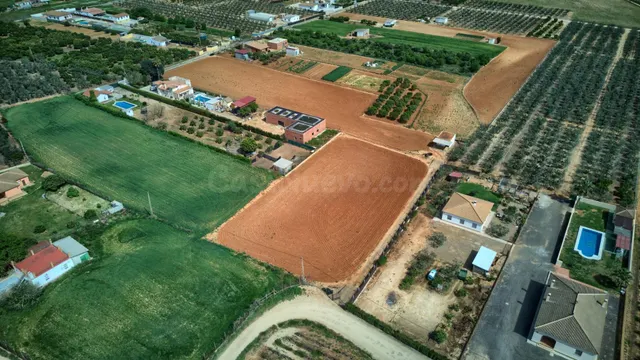 Finca rústica de 8.800 m2 con pozo, luz, construcción y dobl