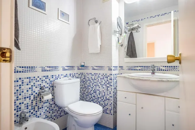 Vive en Simón Verde: Casa pareada con patio, garaje cubierto, piscina y el metro a un paso. — 28