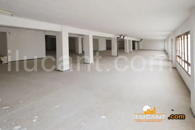 Local 700 m2 — 3