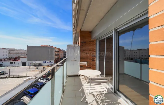 Dúplex ático con gran terraza en el centro de Roses - foto 3
