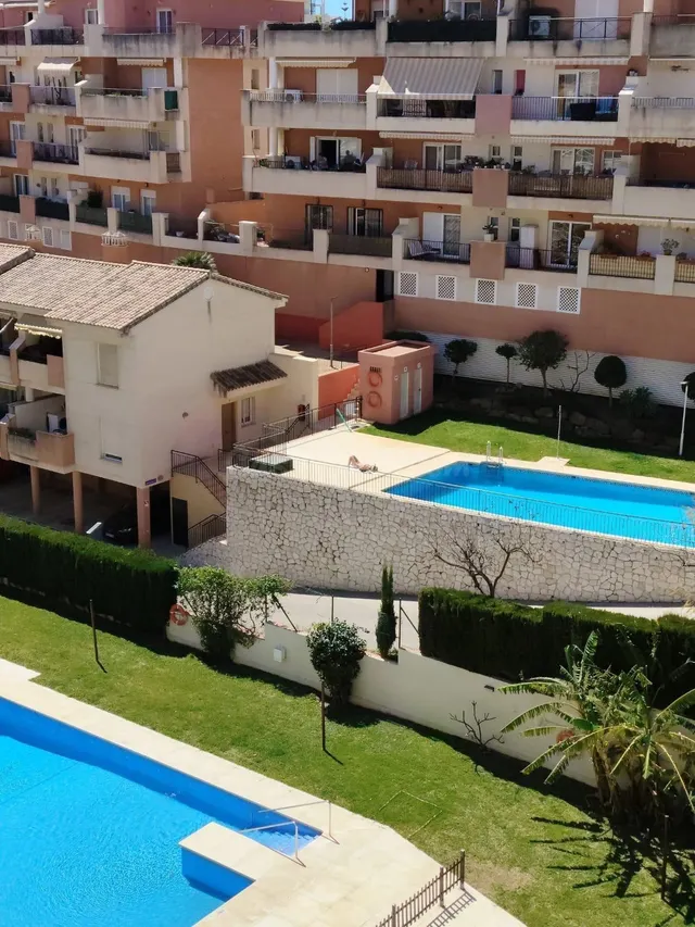 Amplio y acogedor piso en Torrequebrada con garajes incluido - foto 4