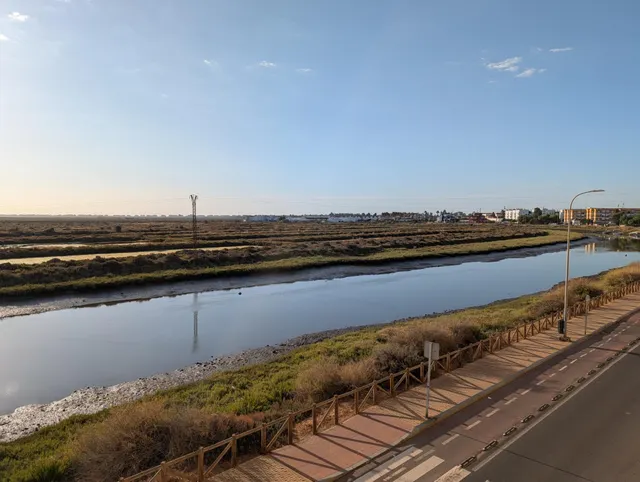 Amplio Piso en Ayamonte con Vistas Despejadas y Gran Potencial — 2