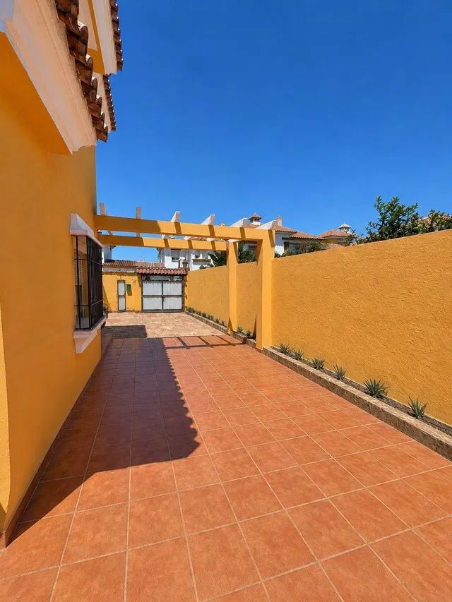 ADOSADO CON GRAN PATIO EN RINCONCILLO — 7