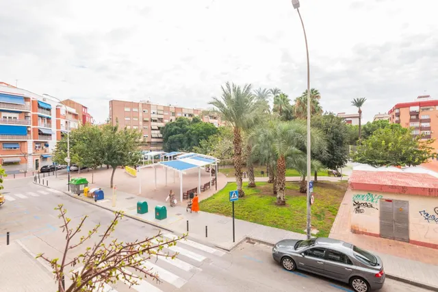 Amplio piso en venta para reformar en el Barrio del Carmen, Murcia — 2