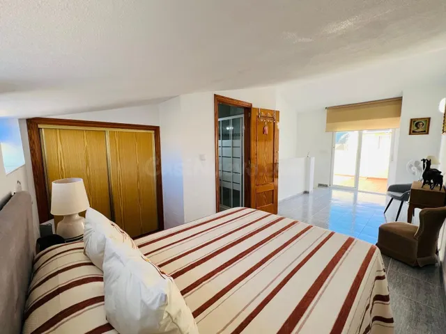 Chalet adosado de 3 dormitorios con terraza y piscina comunitaria en Playa Flamenca — 4