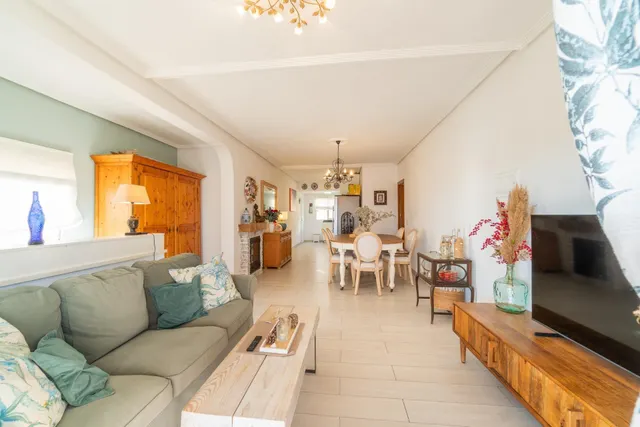 Maravilloso chalet pareado (aprox. 130 m2 + terrazas y garaje) con 4 dormitorios y 2 baños. Amplia parcela privada (516 m2) con jardín y gran piscina. — 18