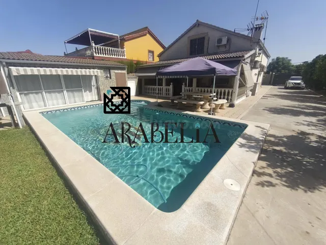 GRAN CHALET INDEPENDIENTE EN PARCELA DE 1.000 m2 CON PISCINA