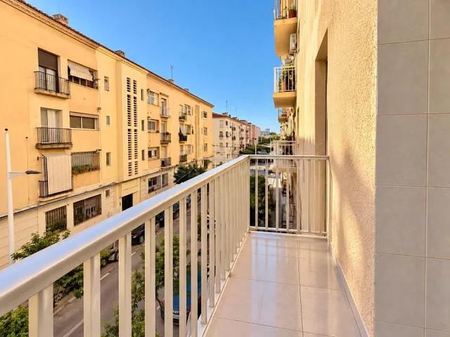 Piso exterior de 4 habitaciones con balcón junto a la playa de Las Arenas, Valencia — 5