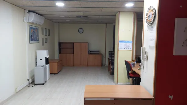 Local comercial junto a Avenida Madrid — 5