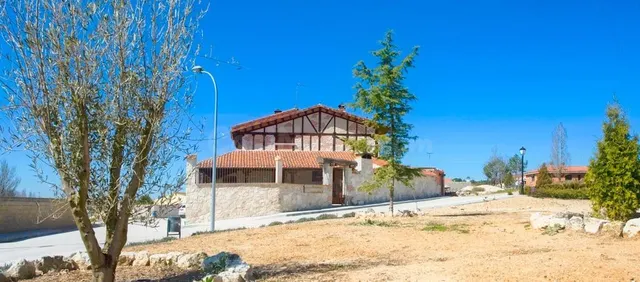Encantadora Casa Rural en Funcionamiento con Opción de Vivie