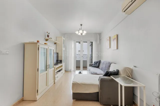 Apartamento de 2 dormitorios con piscina, garaje y trastero cerca del centro de Torrevieja — 3