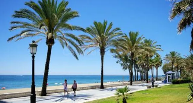 Parcela urbanizable frente a playa Marbella con alto potenci - foto 4
