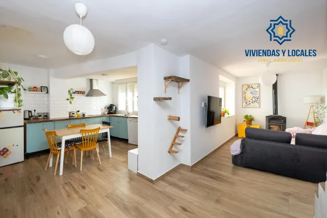 ¡Tu hogar soñado te espera en esta espectacular casa reformada! — 10