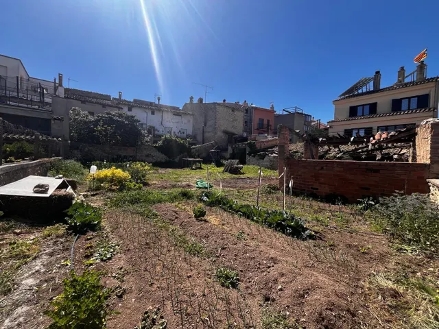Espectacular solar dentro del pueblo de Santa Margarita de Montbui, soleado, plano en zona tranquila — 4