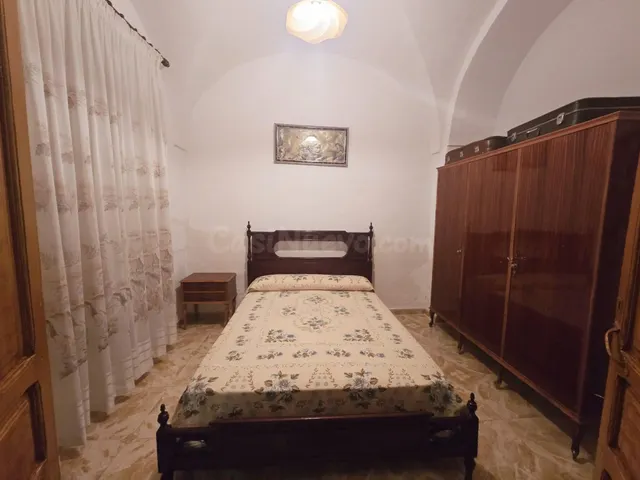 CASA DE DOS PLANTAS CON TEJADO NUEVO — 4