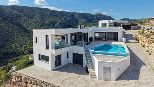 Villa Solana. Villa nueva en venta con vistas panorámicas. C