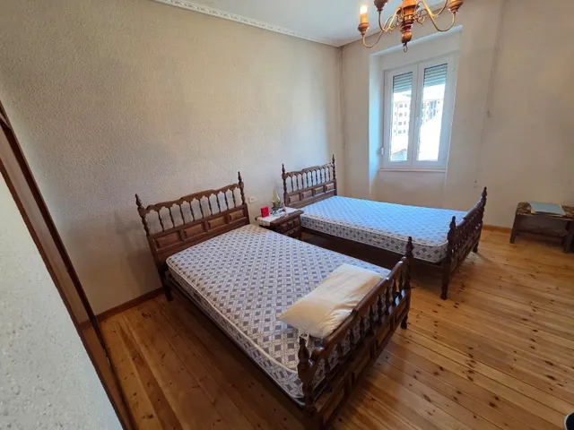SE VENDE CASA EN VALENCIA DE DON JUAN, 2 PLANTAS, 5 HAB., 2 COCINA, BAÑO, ASEO, PATIO, COCHERA. — 9