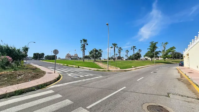 se vende un bungalo de 2 dormitorios en comunidad con piscina en Los Altos de Torrevieja — 24