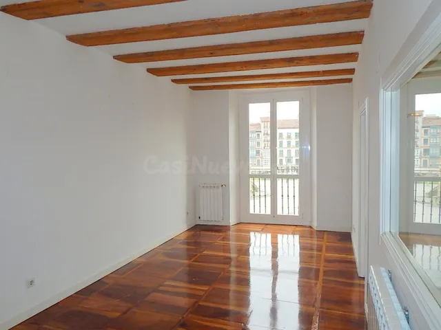 ETXEA vende piso en la Plaza de Castillo, 3 dormitorios, 2 baños, ascensor, 2ª altura — 2