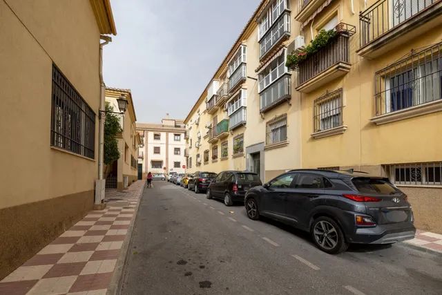 Piso 2 dormitorios, garaje y ascensor a la entrada de la Zubia, junto Ayuntamiento.  Perfecto estado — 35